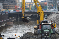 910409 Afbeelding van de werkzaamheden ten behoeve van het opnieuw aanleggen van de Stadsbuitengracht te Utrecht, ter ...